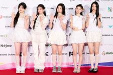 ILLITがキュートな純白の衣装で登場　天使のようなビジュアルで会場を魅了＜「KCON JAPAN 2024」レッドカーペット＞