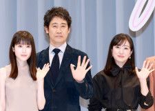 舞台あいさつに登壇した大泉洋、菅野美穂(写真右)と福本莉子(写真左)