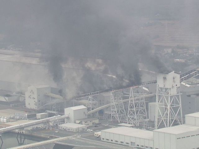 「爆発音がして黒煙」火力発電所で火災 13階のボイラー施設周辺で発生か 石炭運搬用のコンベヤーにも延焼