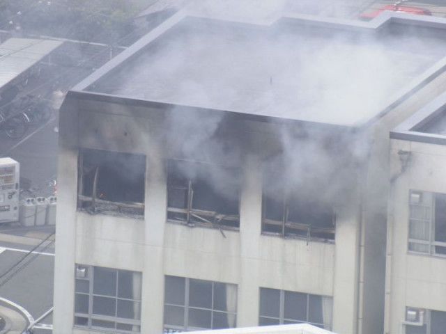 火の気は「一切ない」中学校の校舎3階から出火 2年生の男子生徒が救急搬送 約230人が校庭に避難