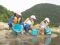 小学生が矢作川に稚アユ約4000匹を放流 体長12cm程で本格的な友釣りシーズンには20cm程に 愛知