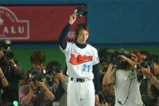 日米野球で好投しお立ち台に立つ岩隈久志（２００４年１１月）
