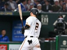 球場騒然】吉川尚輝が156キロの直球を背中に受け苦もんの表情