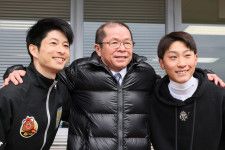 （左から）森一馬、松永昌博調教師、小沢大仁