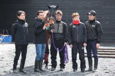 （左から）日比野調教助手、荻野調教助手、吉田厩務員、池添謙一騎手、武英調教師