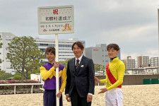 地方競馬初勝利を飾った真島大輔調教師（中央）と戸崎圭（左）と笹川翼（右）