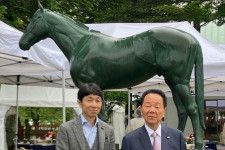 コントレイル像の前に立つ武豊（左）と前田幸治ノースヒルズ代表取締役会長