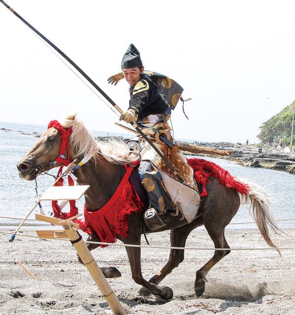 騎馬武者が妙技披露 ５月28日 荒井浜海岸で〈三浦市〉