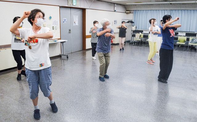 六ツ川の平田さん リズムに合わせ健康増進 高齢者にダンス指導〈横浜市南区〉