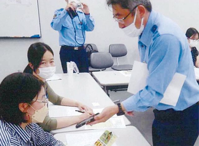 川崎市国際交流協会 訪日外国人の対処、学ぶ 警察官の「翻訳機」活用術も〈川崎市高津区〉