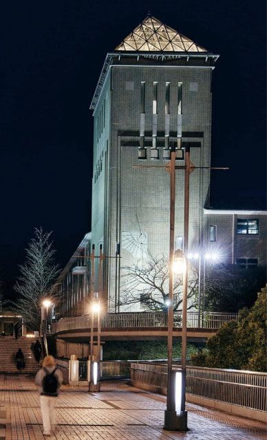 都立大学 南大沢 きらめく「光の塔」 毎月10日にライトアップ〈八王子市〉