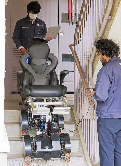 相模原市内企業 車椅子ロボで階段昇降 世界初、製品化へ実証実験〈相模原市中央区〉