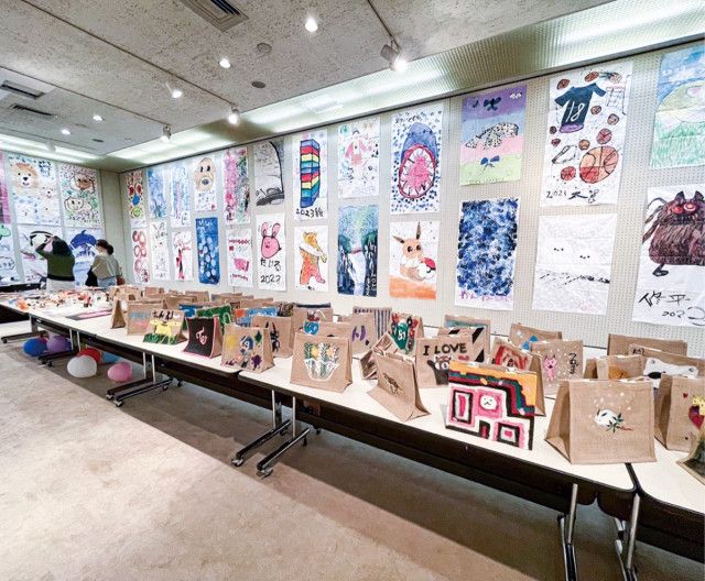 一年間の集大成を展示 　「その絵の会」が作品発表会〈平塚市〉