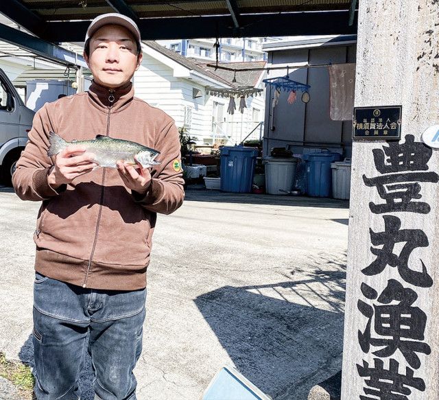 浦賀沖でサーモン養殖 若手漁師ブランド化めざす〈横須賀市〉