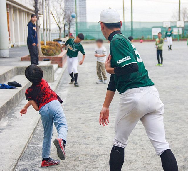 横浜翠陵高校野球部 部員が児童に投球指導 いぶき野小学校で交流〈横浜市緑区〉