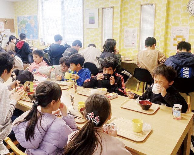 子ども食堂で防災備蓄食 建設会社が試食会主催〈八王子市〉