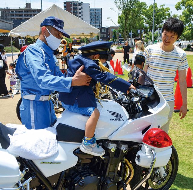 交通事故防止呼びかけ 白バイ乗車体験も〈平塚市〉(タウンニュース) - goo ニュース