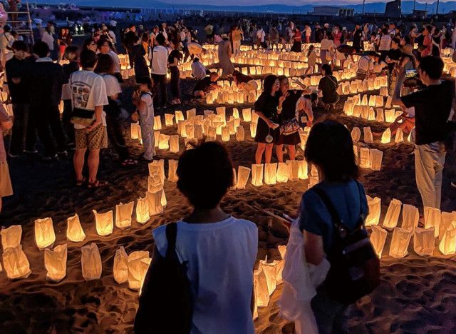 サザンビーチフェスタ ビーチの夜の魅力を発信 烏帽子岩、浜辺をライトアップ〈茅ヶ崎市・寒川町〉(タウンニュース) - goo ニュース