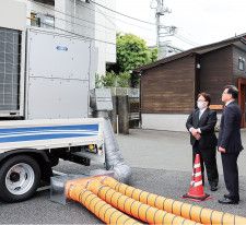 冷暖房機材を見学する高橋市長（右）と末永社長