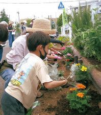 はるひ野エコガーデン 子ども会と協働で花植え 45人参加　屋外絵画展も〈川崎市麻生区〉