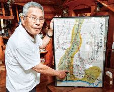 震災被害を記した一正さんの地図を紹介する昭光さん