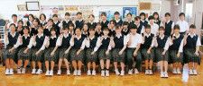 部員は総勢40人。お決まりのポーズで＝８月25日、稲田中学校第２音楽室