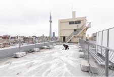 来田広大《東京には空がない (Rooftop Drawing)》2021年 映像 5分33秒  撮影：吉本和樹  協力：KAIKA 東京 by THE SHARE HOTELS, CLEAR GALLERY TOKYO