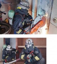 扉を破壊する隊員（上）と消火訓練を行う隊員ら＝同署提供