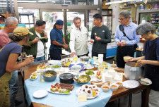 岡本さんが経営する食品販売店「豊國屋」で開催されたキックオフミーティング