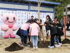 南区制80周年 蒔田公園に記念の桜 児童ら参加で植樹式〈横浜市南区〉