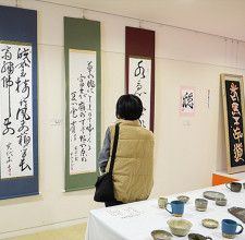 清川村文化祭 来場者 作品に感嘆 書や俳句、陶芸品など〈厚木市・愛川町・清川村〉