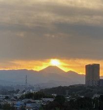 夕陽背景にコンサート ダイヤモンド富士 見えず〈多摩市〉