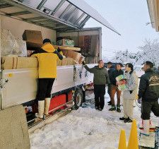 珠洲市立正院小学校で支援物資を積み降ろす３団体のメンバー（網野さん提供）