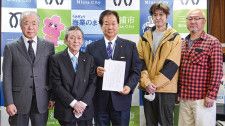 吉田市長(中央)に要望書を提出した石渡代表(左から2番目)ら