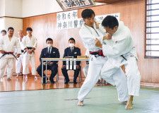 柔道と剣道の対抗試合が行われた