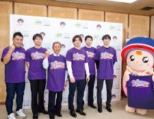 髙山市長を表敬訪問した所属選手と松尾代表（左）