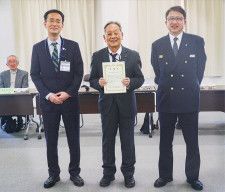 表彰式で笑顔を見せる藤沢直樹神奈川消防署長、佐藤会長、日比野区長（右から）