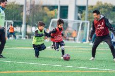 親子サッカーでボールを追う参加者＝岡元紀樹さん撮影写真