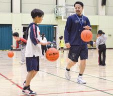 ドリブルをする山田コーチ（右）と児童