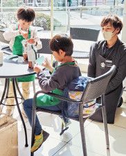 カフェでアルバイトを体験する児童 ＝市提供