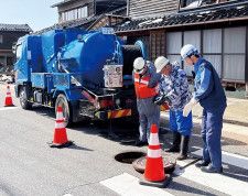 下水道施設の復旧支援を行う川崎市職員＝市提供