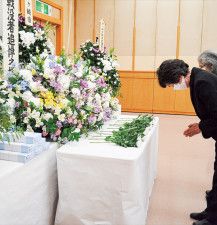 戦没者を追悼 ５年ぶりにコミュニティホールで式典〈茅ヶ崎市〉