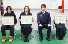 左から直井乃那さん、依理子さん、田中消防長、山本さん