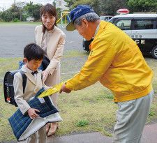 剣崎小 １年生８人で最後の入学式〈三浦市〉