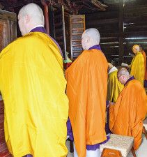 経題を読み上げる僧侶