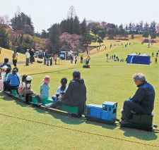 川崎市「生田緑地ゴルフ場」、市民開放日に１５００人 芝すべりなどでコースを満喫、次回は８月を予定〈川崎市高津区〉