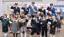 田中選手（最後列中央）らと敬礼をする新小学１年生