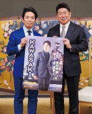 福田市長（右）とともに記念写真に納まる吉村さん＝吉村さん提供