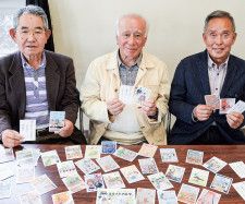 （左から）編纂委員会の青沼さん、菅原さん、露木義男さん