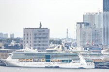 大型客船４隻 同時着岸 　横浜港　月２回は日本初〈横浜市緑区〉